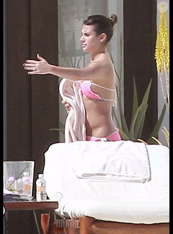 Lea Michel prend un bon bain de soleil mérité lors de ses vacances au Mexique. Février 2012