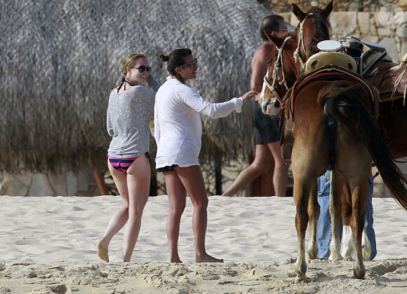 Lea Michel profite des vacances avec un amie sur une plage du Mexique. Février 2012
