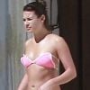 Lea Michel parfaite en bikini rose, prend du bon temps sous le soleil du Mexique. Février 2012