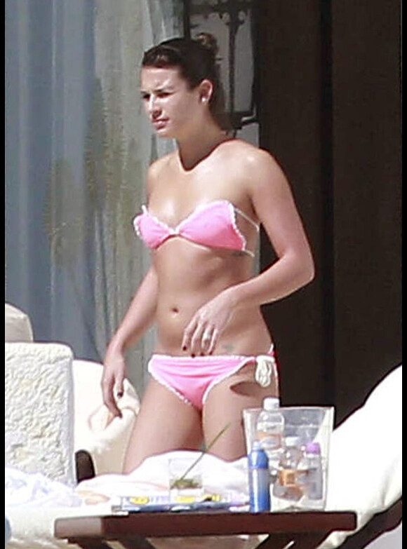Lea Michel parfaite en bikini rose, prend du bon temps sous le soleil du Mexique. Février 2012