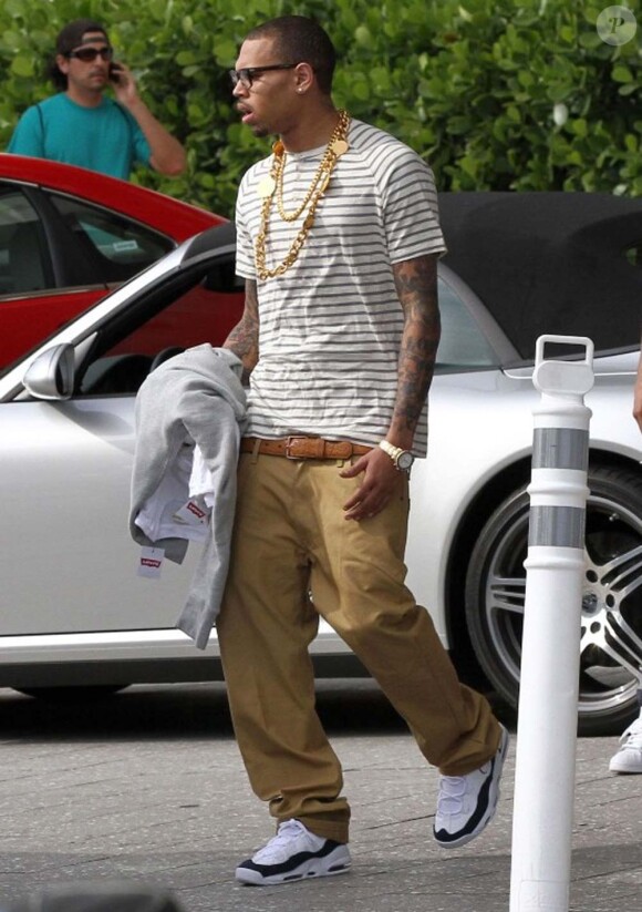 Chris Brown devant son hôtel de Miami le 18 février 2012.