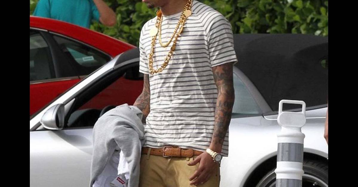 Chris Brown devant son hôtel de Miami le 18 février 2012 ...