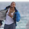 Chris Brown, très heureux, sur une plage de Miami le 17 février 2012.
