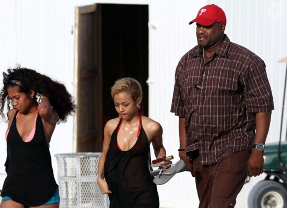 Karrueche Tran (au centre), petite amie de Chris Brown, à Miami le 18 février 2012.