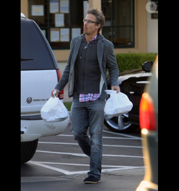 Jason Trawick, petit ami de Britney Spears, achète à déjeuner dans un fast-food, le dimanche 19 février 2012 à Los Angeles.