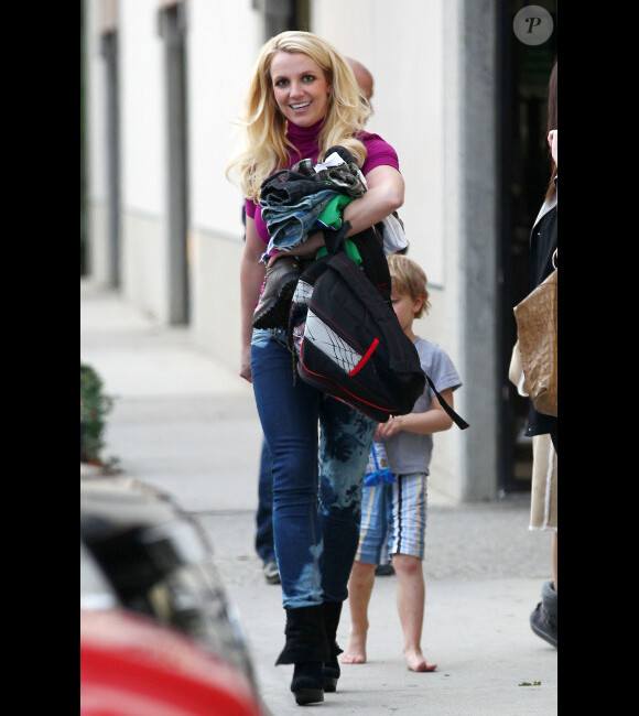 Britney Spears part chercher ses enfants au goûter d'anniversaire de l'un de leurs amis, le samedi 26 janvier 2012 à Los Angeles.