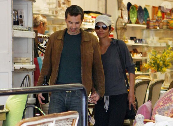 Halle Berry, pas très glamour, et Olivier Martinez à Los Angeles, le 27 février 2012.