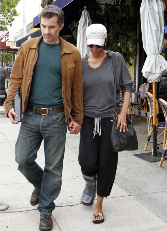 Halle Berry et Olivier Martinez se promènent à Los Angeles, le 27 février 2012.