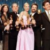 Harvey Weinstein, Gwyneth Paltrow et le réalisateur John Madden lors du sacre de Shakespeare in Love aux Oscars en 1999 - le film a gagné 7 statuettes.
