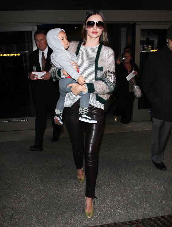 Miranda Kerr, très chic dans un cardigan Rodarte, un legging Louis Vuitton et des chaussures Chloé : une maman stylée et aux petits soins pour Flynn. Los Angeles, le 28 février 2012.