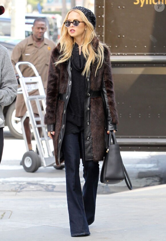 Rachel Zoe en bonnet et manteau en cuir et fourrure sous le soleil de West Hollywood. Le 29 février 2012.