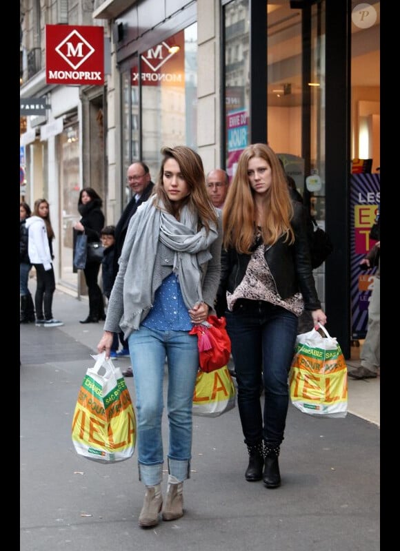 Jessica Alba fait du shopping chez Monoprix, le 2 mars 2012 à Paris.