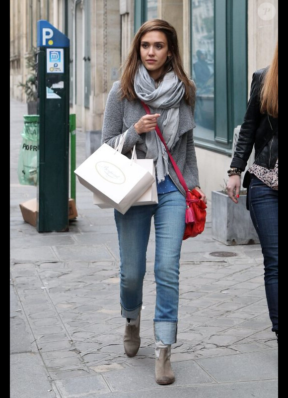 Jessica Alba a fait quelques achats dans une boutique Bonpoint à Paris, le 2 mars 2012.