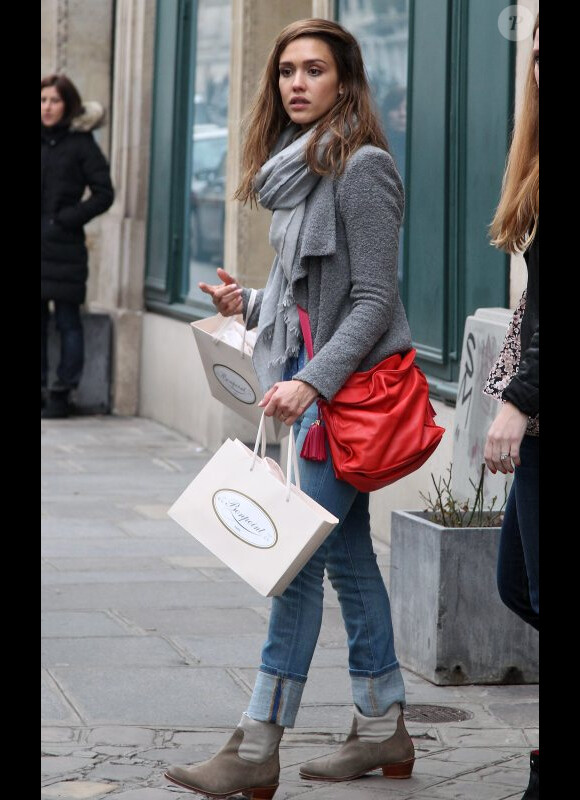 Jessica Alba a fait du shopping dans une boutique Bonpoint à Paris, le 2 mars 2012.