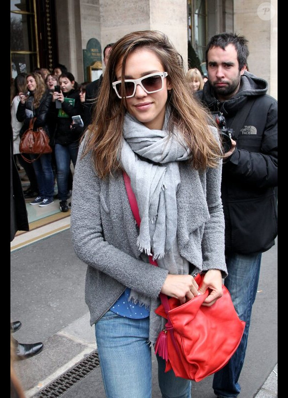 Jessica Alba fait du shopping à Paris, le 2 mars 2012.