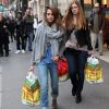 Jessica Alba sort les bras chargés de paquets d'un magasin Monoprix à Paris, le 2 mars 2012.