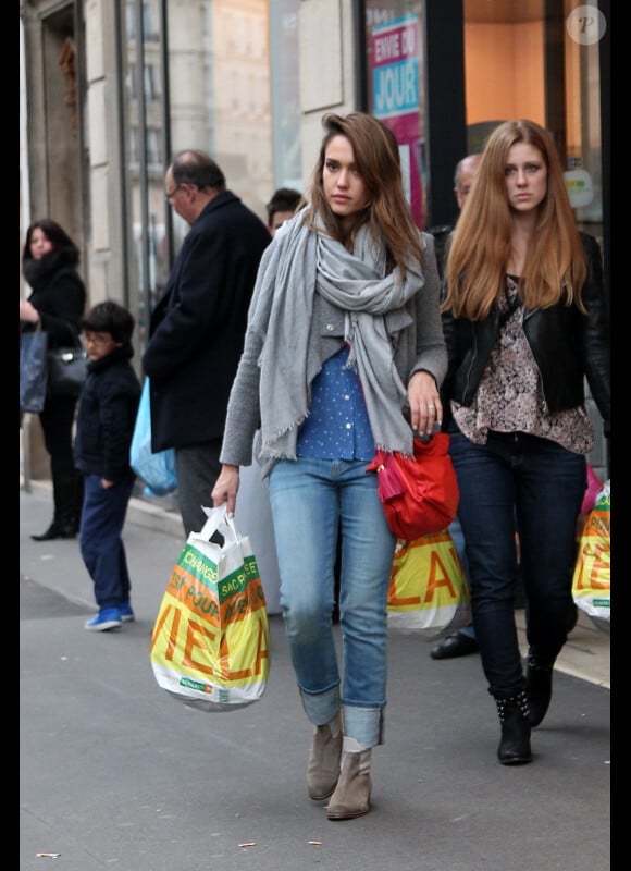 Jessica Alba fait du shopping dans un magasin Monoprix à Paris, le 2 mars 2012.