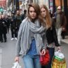 Jessica Alba fait du shopping à Paris, le 2 mars 2012.