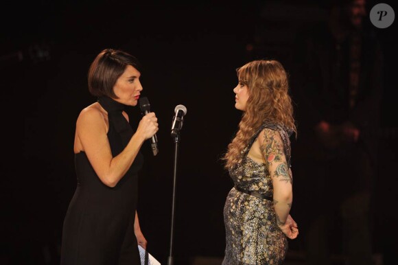 Coeur de Pirate et Alessandra Sublet, au beau milieu des Victoires de la Musique, se sont trouvé le 3 mars 2012 un point commun : un ventre de future maman !