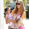Sa benjamine Eloise Joni dans les bras, Denise Richards aide sa fille cadette Lola à vendre des cookies - à Los Angeles, le 3 mars 2012.
