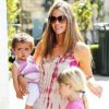 Lola, la fille cadette de Denise Richards, tente de vendre des cookies sous les yeux de sa mère et de sa petite soeur Eloise Joni - à Los Angeles, le 3 mars 2012.