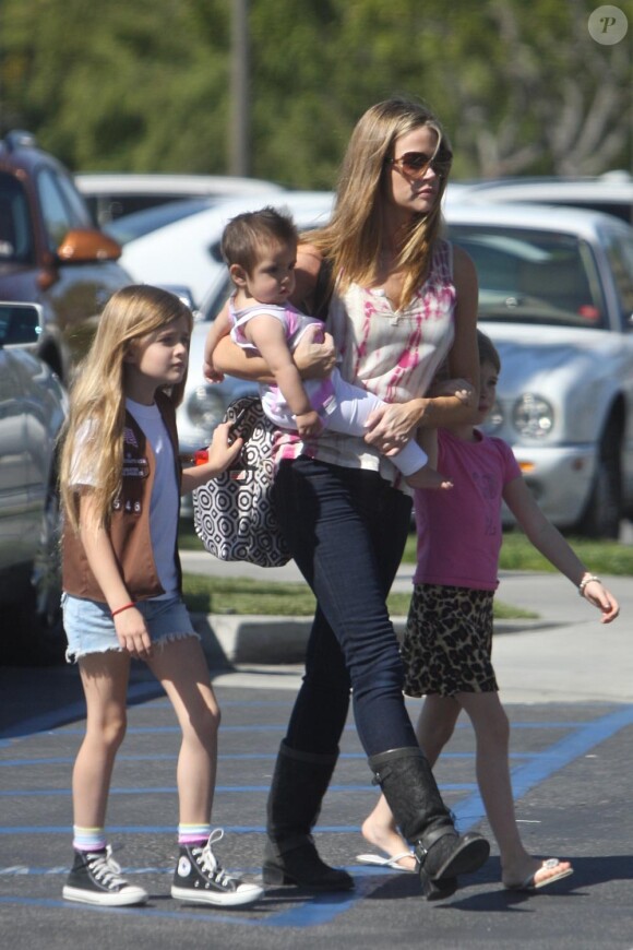 Denise Richards avec ses trois filles, Sami, Lola et Eloise Joni a LA le 3 mars 2012.