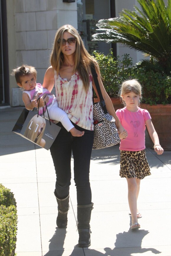 Denise Richards avec deux de ses filles, Lola et Eloise Joni à LA le 3 mars 2012.