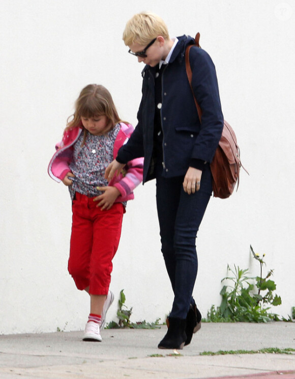 Michelle Williams et sa fille Matilda lors d'une promenade dans un quartier de Los Angeles. Février 2012