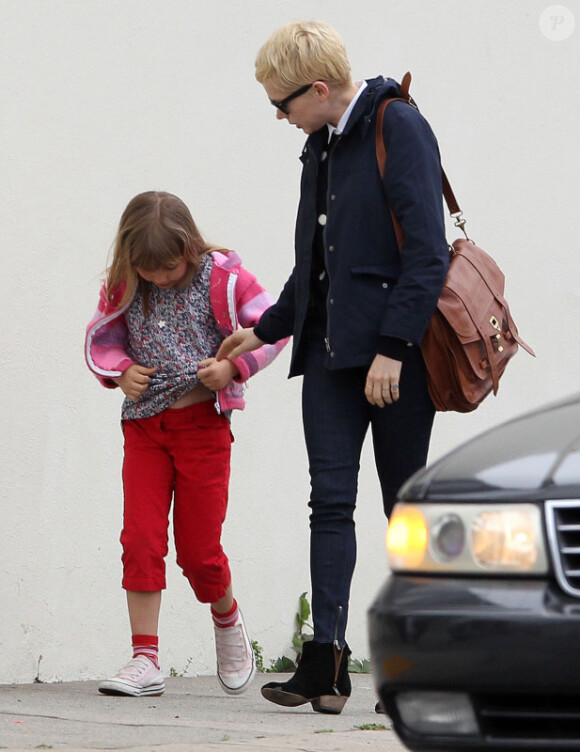 Michelle Williams et sa fille Matilda lors d'une promenade dans un quartier de Los Angeles. Février 2012