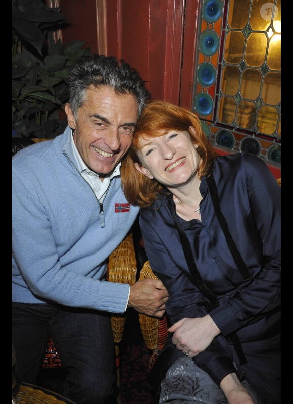 Gérard Holtz et sa compagne Muriel lors de la générale de la pièce Harold et Maude au Théâtre Antoine dans le Xe arrondissement de Paris le 5 mars 2012