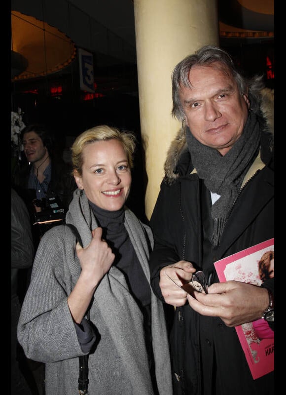 François Eric Gendron et sa compagne lors de la générale de la pièce Harold et Maude au Théâtre Antoine dans le Xe arrondissement de Paris le 5 mars 2012
