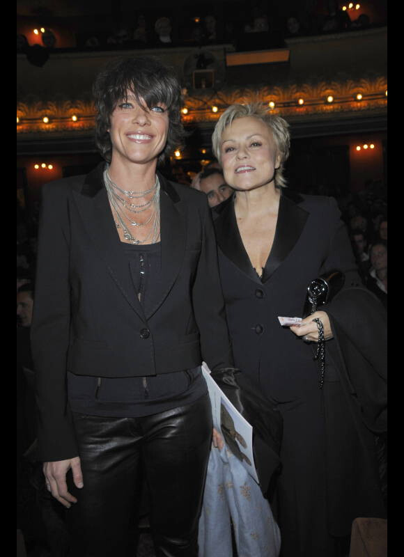 Muriel Robin et sa compagne Anne Le Nen lors de la générale de la pièce Harold et Maude au Théâtre Antoine dans le Xe arrondissement de Paris le 5 mars 2012