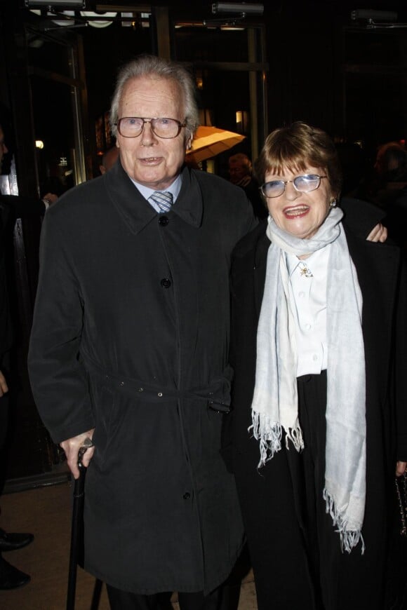 Jean Piat et sa compagne Françoise Dorin lors de la générale de la pièce Harold et Maude au Théâtre Antoine dans le Xe arrondissement de Paris le 5 mars 2012