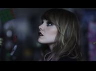 Coeur de Pirate prise d'une douce folie destructrice pour le clip Golden Baby