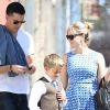 Reese Witherspoon, son mari Jim Toth et les enfants de Reese Ava et Deacon sortent d'une église de Santa Monica à Los Angeles le 4 mars 2012