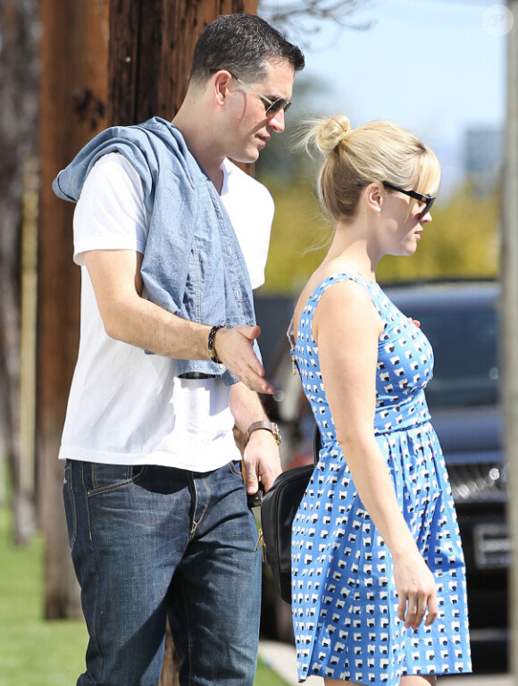 Reese Witherspoon : Son mari Jim Toth prend soin d'elle et de ses enfants de Reese Ava et Deacon sortent d'une église de Santa Monica à Los Angeles le 4 mars 2012