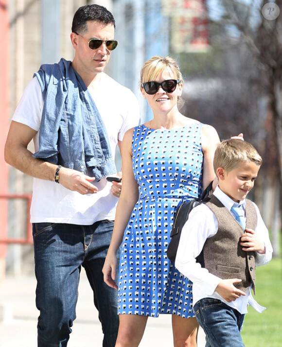 Reese Witherspoon : sortie en famille à l'église avec son mari Jim Toth et ses enfants Ava et Deacon à Santa Monica à Los Angeles le 4 mars 2012