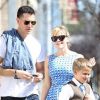 Reese Witherspoon, son mari Jim Toth et les enfants de Reese Ava et Deacon sortent d'une église de Santa Monica à Los Angeles le 4 mars 2012