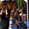 Heidi Klum apporte son aide à sa fille Leni qui tient un stand de cookies avce quelques unes de ses amies scoot sur le marché de Brentwood à Los Angeles le 10 mars 2012