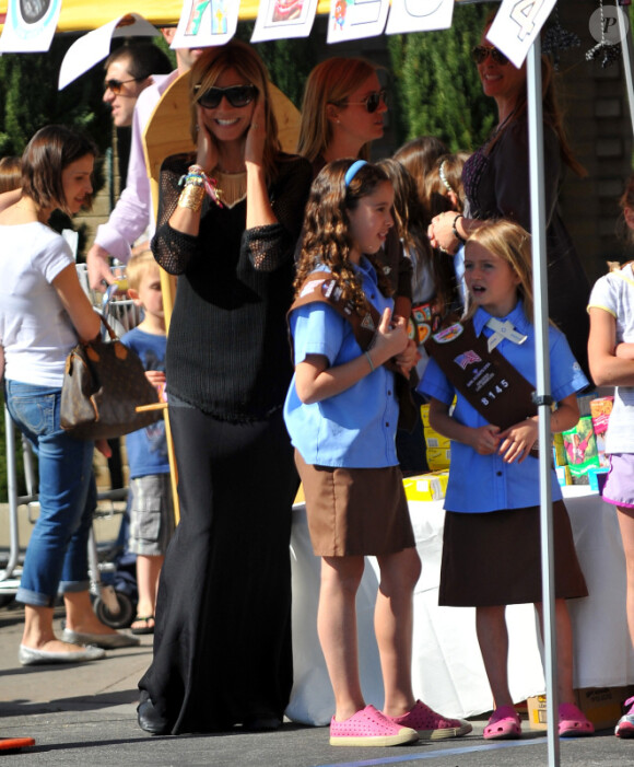 Heidi Klum apporte son aide à sa fille Leni qui tient un stand de cookies avce quelques unes de ses amies scoot sur le marché de Brentwood à Los Angeles le 10 mars 2012