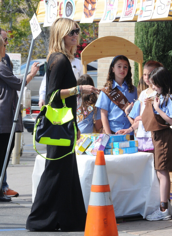 Heidi Klum apporte son aide à sa fille Leni qui tient un stand de cookies avce quelques unes de ses amies scoot sur le marché de Brentwood à Los Angeles le 10 mars 2012