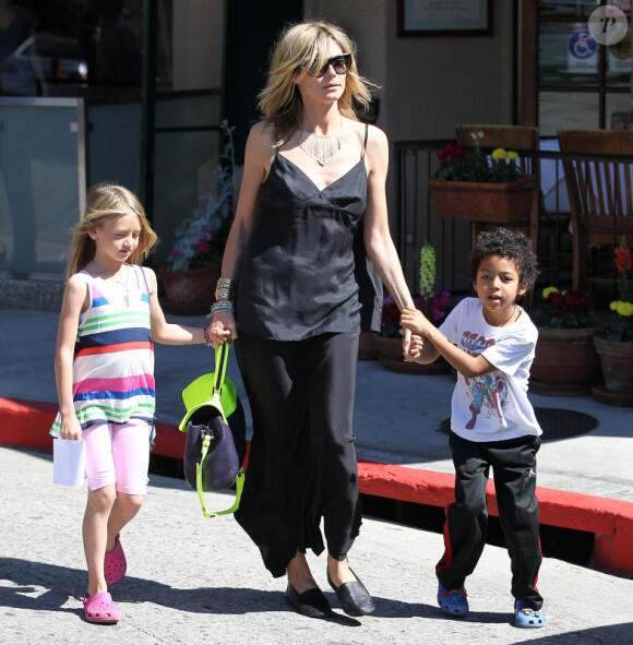 Heidi Klum va faire du shopping avec Leni, Johan et Henry le 10 mars à Brentwood, Los Angeles