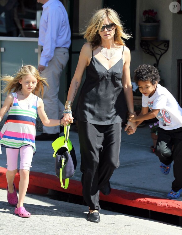 Heidi Klum va faire du shopping avec Leni, Johan et Henry le 10 mars à Brentwood, Los Angeles