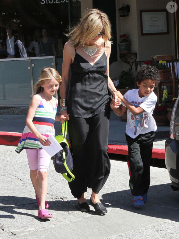 Heidi Klum emmène ses enfants Leni et Johan déjeuner à Brentwood, Los Angeles, le 10 mars 2012