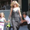 Heidi Klum emmène ses enfants Leni et Johan déjeuner à Brentwood, Los Angeles, le 10 mars 2012