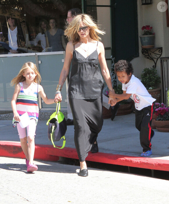 Heidi Klum emmène ses enfants Leni et Johan déjeuner à Brentwood, Los Angeles, le 10 mars 2012