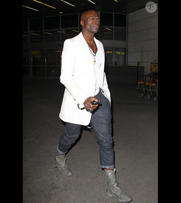 Seal est tout sourire lorsqu'il arrive à la New Orleans, Los Angeles, le 9 mars 2012