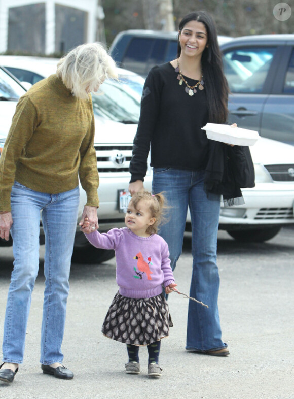 Camila Alves : ravie de la complicité entre sa belle-mère et sa petite Vida à Austin, Texas, le 26 février 2012