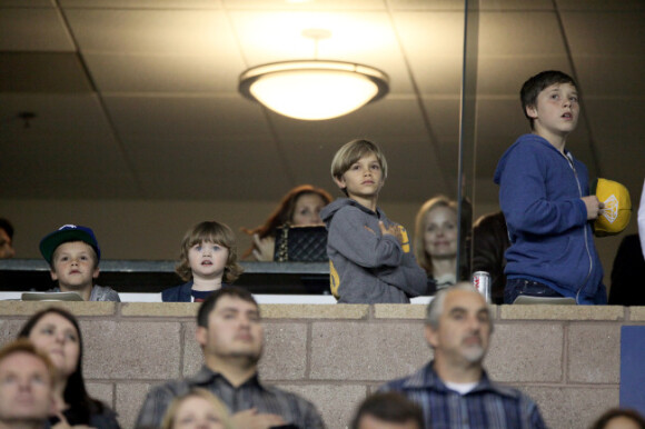 Brooklyn, Romeo et Cruz très enthousiastes durant l'hymne national le 10 mars 2012 au Home Depot de Carson City à côté de Los Angeles lors du match de leur père David Beckham face au Real Salt Lake City (1-3)