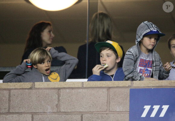 Brooklyn, Romeo et Cruz, passionnés, le 10 mars 2012 au Home Depot de Carson City à côté de Los Angeles lors du match de leur père David Beckham face au Real Salt Lake City (1-3)